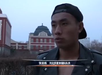 他总是随手拿着他未婚妻的头骨四处游荡，身穿着女人华丽漂亮的衣服，想用女性的性感去引诱那个杀死他未婚妻的人。